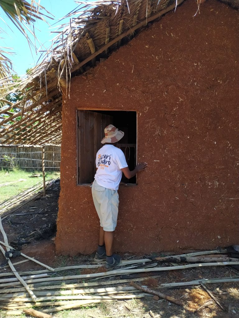 Devant le banga en terre crue à Passamainty Mayotte